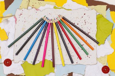 bir sürü yırtık kağıt üzerinde renkli kalemler