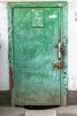 eski kapı ile kırık