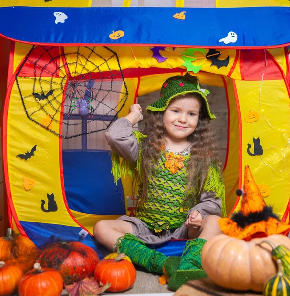 Een Klein Schattig Meisje Verkleed Als Een Bos Fee Zit — Stockfoto