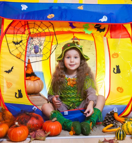 Een Klein Schattig Meisje Verkleed Als Een Bos Fee Zit — Stockfoto