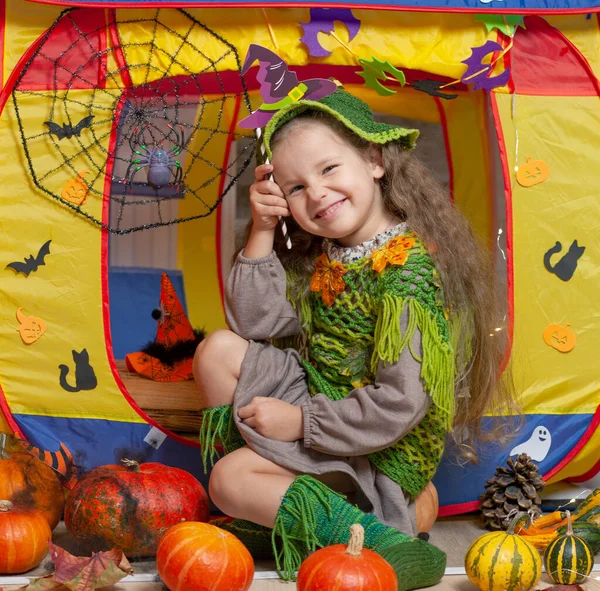 복장을 귀여운 소녀가 할로윈을 박쥐와 유령으로 아이들의 텐트에 — 스톡 사진