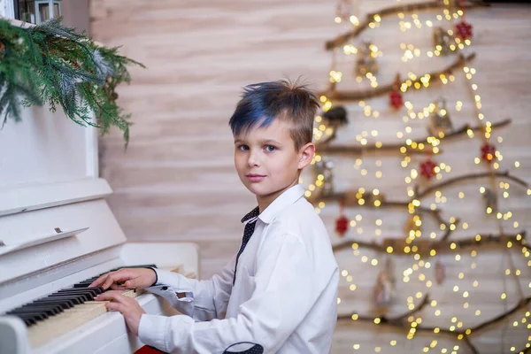 Menino Com Cabelo Tingido Azul Toca Piano Árvore Ano Novo — Fotografia de Stock