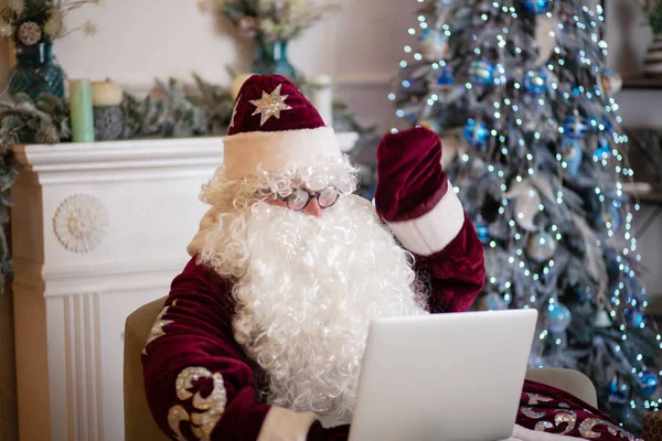 Papai Noel Parabeniza Pessoas Line Através Internet Laptop Chat Vídeo — Fotografia de Stock