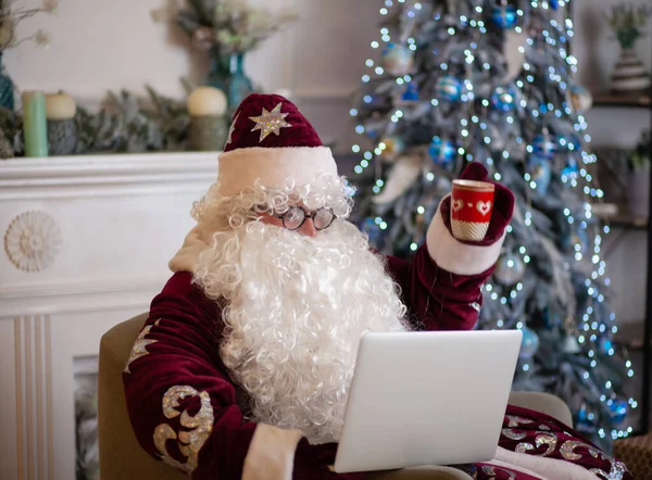 Papai Noel Parabeniza Pessoas Line Através Internet Laptop Chat Vídeo — Fotografia de Stock