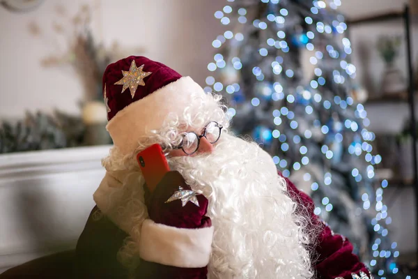 Papai Noel Chapéu Vermelho Uma Grande Barba Branca Encaracolada Diz — Fotografia de Stock