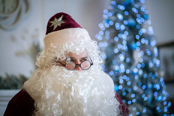 Retrato Close Papai Noel Caráter Festivo Inverno Com Óculos Uma — Fotografia de Stock