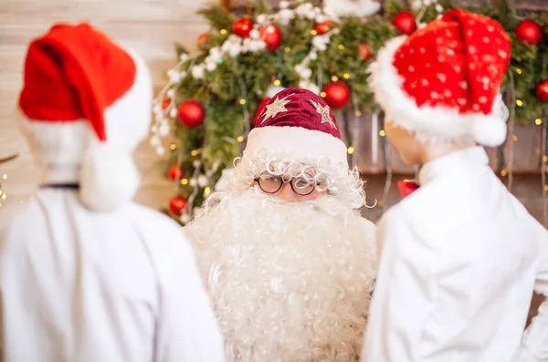 Retrato Papá Noel Con Dos Niños Hermanos Sombreros Papá Noel — Foto de Stock