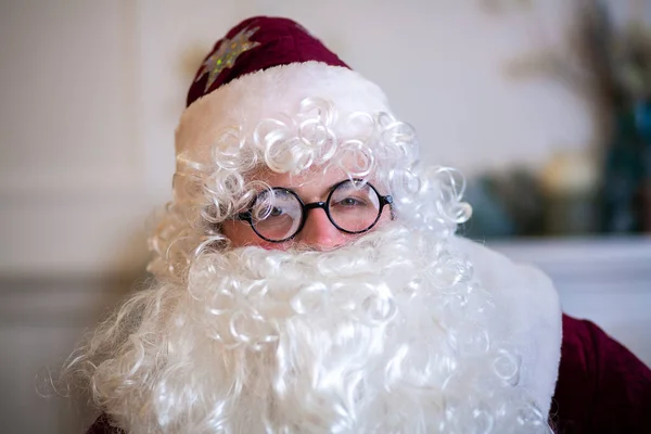 Retrato Close Papai Noel Caráter Festivo Inverno Com Óculos Uma — Fotografia de Stock