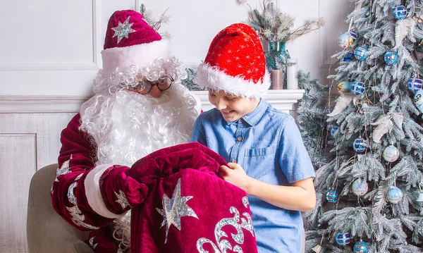 Papai Noel Menino Chapéu Vermelho Estão Sentados Árvore Natal Criança — Fotografia de Stock