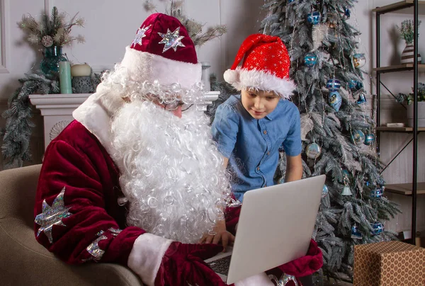 Papai Noel Menino Chapéu Vermelho Estão Sentados Árvore Natal Criança — Fotografia de Stock