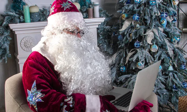 Papai Noel Parabeniza Pessoas Line Através Internet Laptop Chat Vídeo — Fotografia de Stock