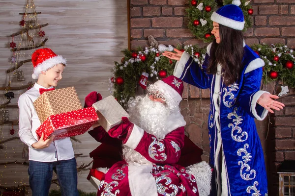 Papai Noel Snegurochka Dão Presentes Menino Ano Novo Caixas Presentes — Fotografia de Stock