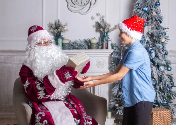 Noel Baba Çocuğa Yeni Yıl Hediyesi Verir Içinde Sürpriz Olan — Stok fotoğraf