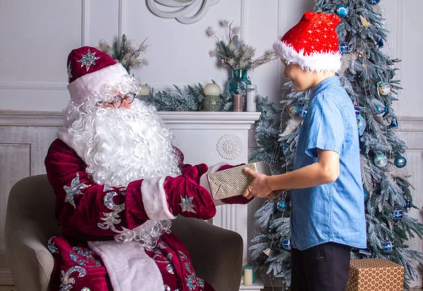 Santa Claus Dává Chlapci Novoroční Dárek Velkou Krabici Překvapením Vánoce — Stock fotografie