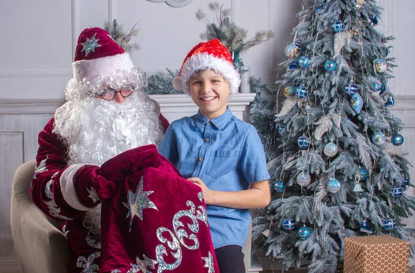 Papai Noel Menino Chapéu Vermelho Estão Sentados Árvore Natal Criança — Fotografia de Stock