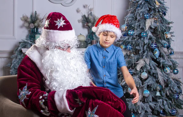 Papai Noel Menino Chapéu Vermelho Estão Sentados Árvore Natal Criança — Fotografia de Stock