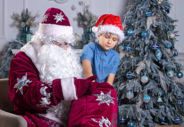 Papai Noel Menino Chapéu Vermelho Estão Sentados Árvore Natal Criança — Fotografia de Stock