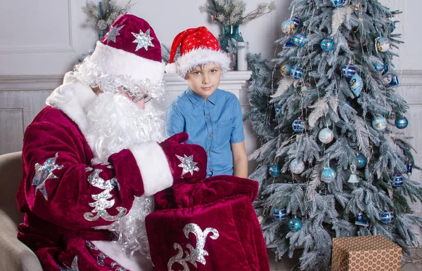 Papai Noel Menino Chapéu Vermelho Estão Sentados Árvore Natal Criança — Fotografia de Stock