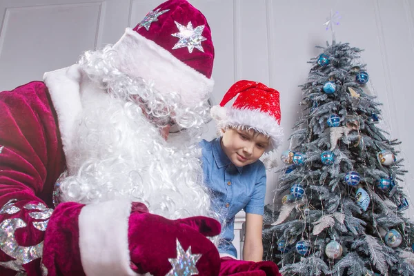 Papai Noel Menino Chapéu Vermelho Estão Sentados Árvore Natal Criança — Fotografia de Stock