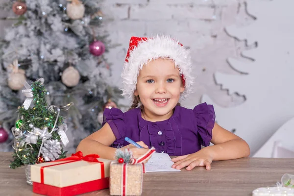 Uma Menina Bonita Escreve Uma Carta Ano Novo Para Papai — Fotografia de Stock