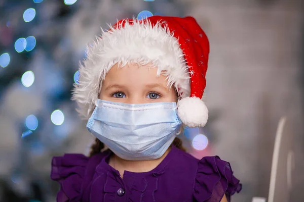 Πρωτοχρονιάτικο Πορτραίτο Ενός Μικρού Χαριτωμένου Κοριτσιού Ιατρική Μάσκα Κατά Διάρκεια — Φωτογραφία Αρχείου