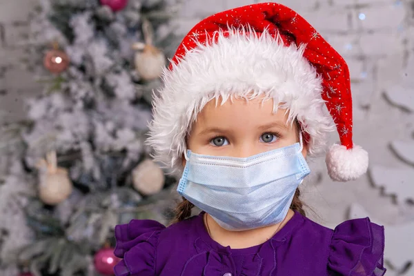 Πρωτοχρονιάτικο Πορτραίτο Ενός Μικρού Χαριτωμένου Κοριτσιού Ιατρική Μάσκα Κατά Διάρκεια — Φωτογραφία Αρχείου