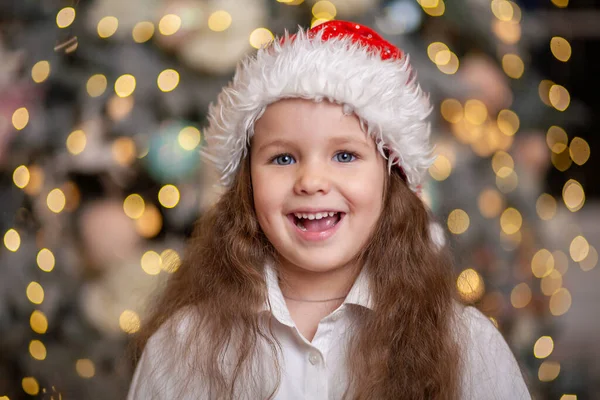 Новогодний Портрет Девушки Милый Ребенок Шляпе Санта Клауса Фоне Новогодней — стоковое фото