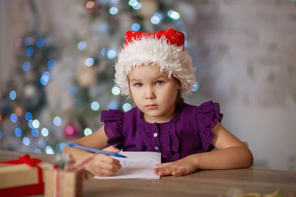 Una Bambina Carina Scrive Una Lettera Capodanno Babbo Natale Bambino — Foto Stock