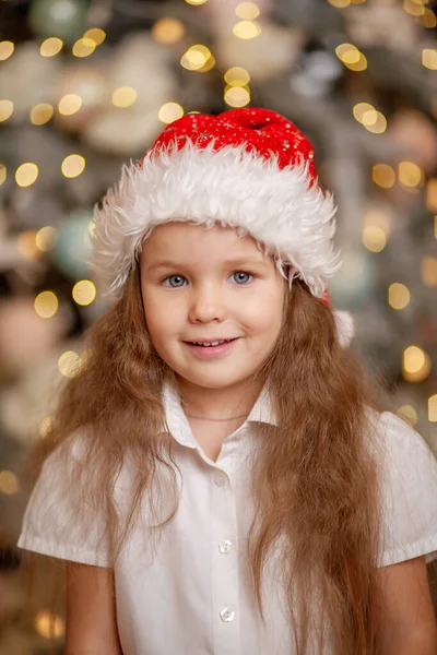 Новогодний Портрет Девушки Милый Ребенок Шляпе Санта Клауса Фоне Новогодней — стоковое фото