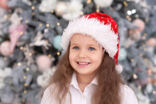 Retrato Ano Novo Uma Menina Uma Criança Bonita Chapéu Papai — Fotografia de Stock