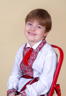 Sarı saçlı şirin bir çocuğun portresi, gülümseyen bir çocuk, mutlu bir çocukluk, model görünümü.