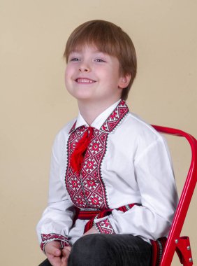 Sarı saçlı şirin bir çocuğun portresi, gülümseyen bir çocuk, mutlu bir çocukluk, model görünümü.