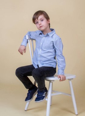 Sarı saçlı şirin bir çocuğun portresi, gülümseyen bir çocuk, mutlu bir çocukluk, model görünümü.