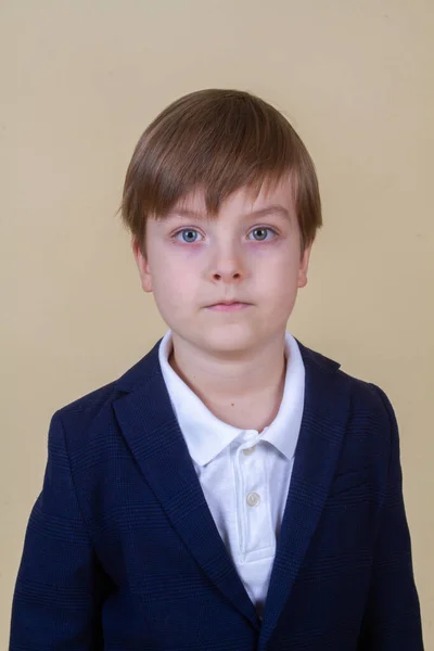 Retrato Menino Bonito Com Cabelo Loiro Uma Criança Sorrindo Infância — Fotografia de Stock