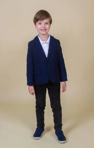 金髪の可愛い男の子の肖像 子供の笑顔 幸せな子供時代 モデルの外観 — ストック写真