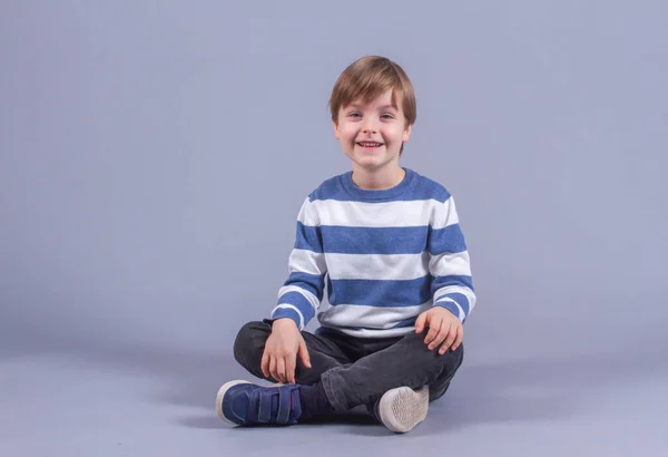 Retrato Menino Bonito Com Cabelo Loiro Uma Criança Sorrindo Infância — Fotografia de Stock