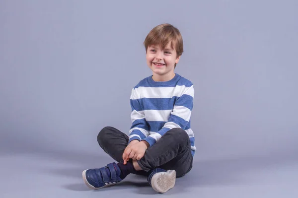 Retrato Menino Bonito Com Cabelo Loiro Uma Criança Sorrindo Infância — Fotografia de Stock