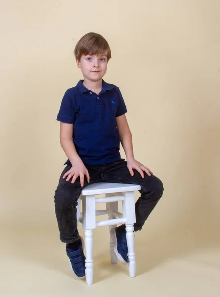 Retrato Menino Bonito Com Cabelo Loiro Uma Criança Sorrindo Infância — Fotografia de Stock