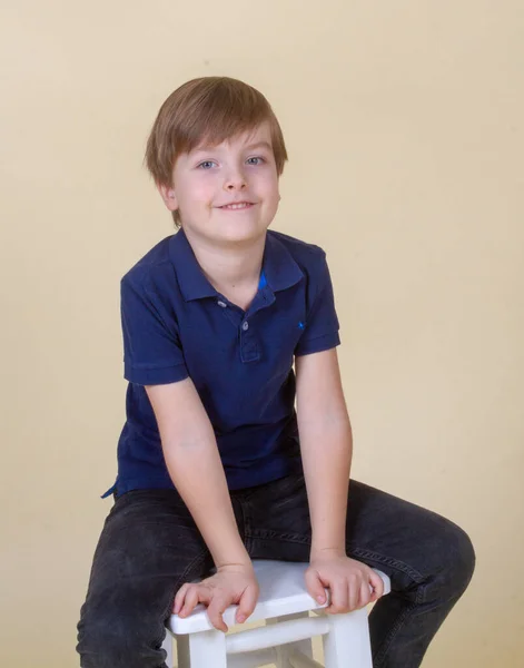 Retrato Menino Bonito Com Cabelo Loiro Uma Criança Sorrindo Infância — Fotografia de Stock