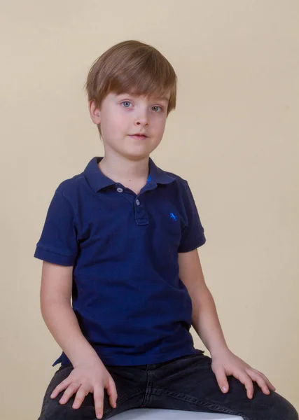 Retrato Menino Bonito Com Cabelo Loiro Uma Criança Sorrindo Infância — Fotografia de Stock