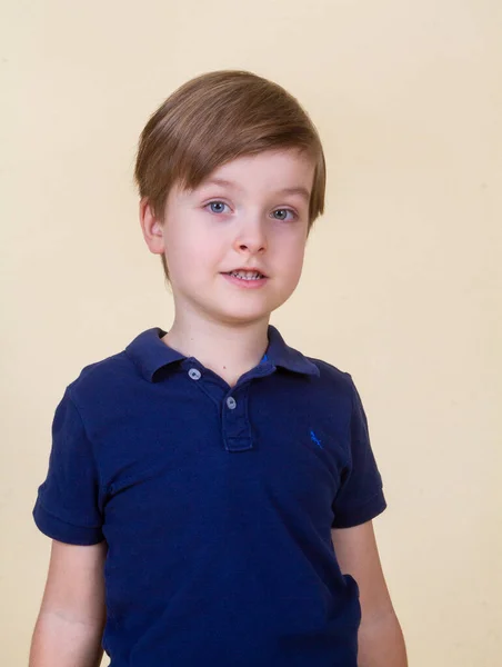 Retrato Menino Bonito Com Cabelo Loiro Uma Criança Sorrindo Infância — Fotografia de Stock