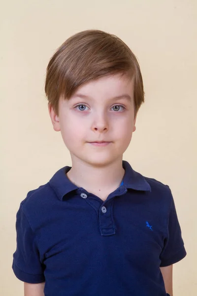 Retrato Niño Lindo Con Pelo Rubio Niño Sonriendo Infancia Feliz —  Fotos de Stock