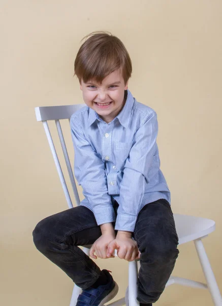 Portret Uroczego Chłopca Blond Włosami Uśmiechnięte Dziecko Szczęśliwe Dzieciństwo Wygląd — Zdjęcie stockowe