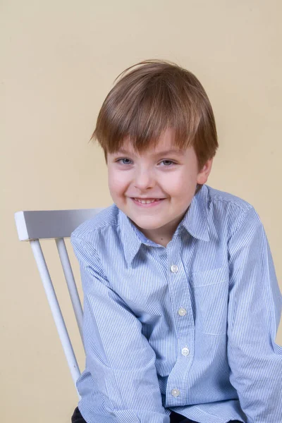 Portret Uroczego Chłopca Blond Włosami Uśmiechnięte Dziecko Szczęśliwe Dzieciństwo Wygląd — Zdjęcie stockowe
