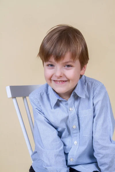 Portret Van Een Schattig Jongetje Met Blond Haar Een Lachend — Stockfoto