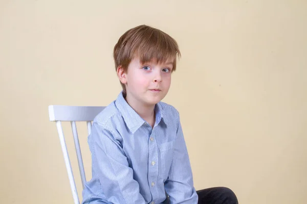 一个金发碧眼的可爱小男孩的画像 一个微笑的孩子 快乐的童年 模特儿的模样 — 图库照片