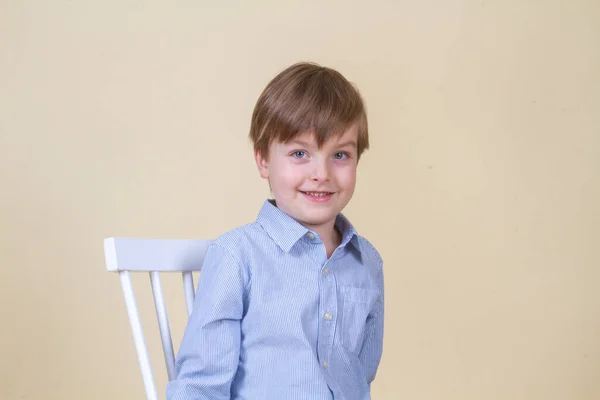 Retrato Menino Bonito Com Cabelo Loiro Uma Criança Sorrindo Infância — Fotografia de Stock