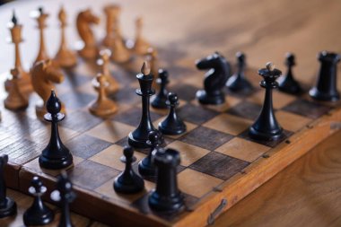 Klasik tahta satranç tahtası ve figürler