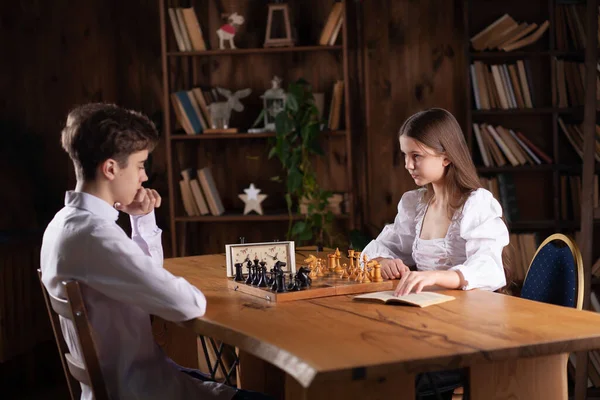 Niño Una Niña Juegan Ajedrez Los Adolescentes Juegan Juego Mesa — Foto de Stock