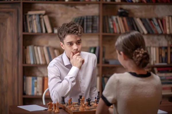 Ein Junge Und Ein Mädchen Spielen Schach Jugendliche Spielen Ein — Stockfoto